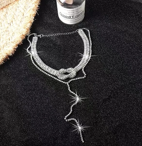 Vue détaillée du collier ras-du-cou en strass argenté avec long gland et nœud élégant
