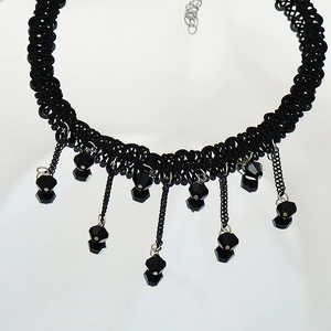 Collier ras du cou noir élégant avec glands en cristal et chaîne argentée
