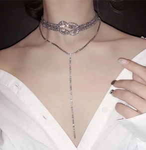 Vue détaillée du collier ras de cou argenté à double épaisseur avec longue frange en strass