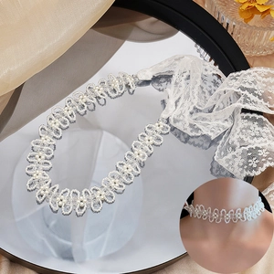 Elegante choker di perle bianche e pizzo con nastro regolabile stile vintage