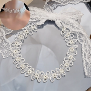 Elegante collana girocollo di perle e cristalli con perline floreali da donna