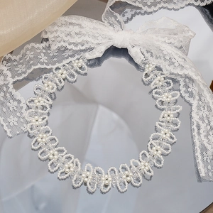 Elegante girocollo in pizzo perlato con petali di fiori e fiocco in nastro bianco