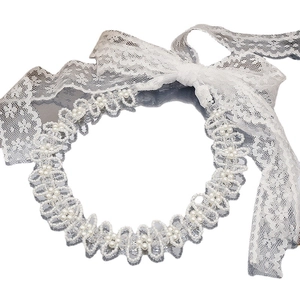 Elegante girocollo di perle e cristalli con fiocco in pizzo bianco per donna raffinata