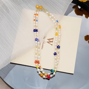 Détail du collier de perles baroques avec fleurs colorées en verre et breloques champignons