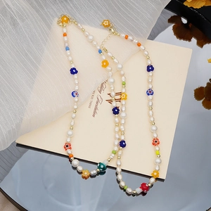 Collier de perles d'eau douce fait main avec perles de fleurs et pendentifs champignons