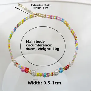 Détail du collier de perles colorées avec fleurs affichant la longueur de 40 cm et 5 cm