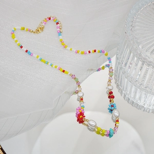 Collier de perles colorées avec fleurs et cristaux pour un style de plage estival
