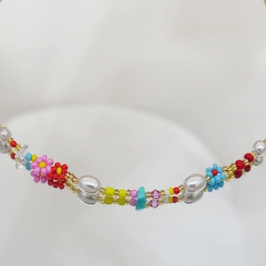 Vue détaillée du collier ras du cou perlé coloré avec fleurs et cristaux variés