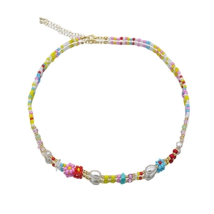 Collier ras du cou en perles colorées avec fleurs et chaîne d'extension dorée sur blanc
