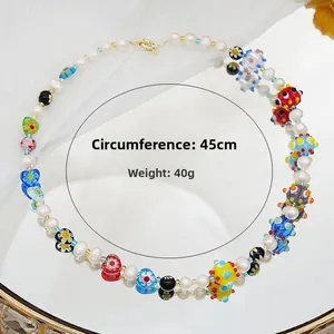Détail d'un collier en perles et verre millefiori avec dimensions de 45cm de longueur
