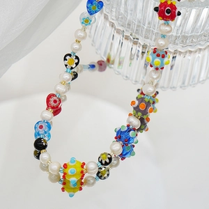 Collier ras du cou en perles d'eau douce et verre millefiori avec perles de cœur fleuri
