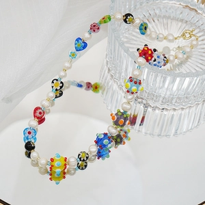Détail du collier choker avec perles d'eau douce, verre millefiori et fermoir doré