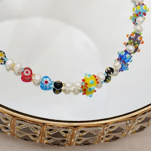Collier ras du cou en perles d'eau douce et verre millefiori au style Y2K coloré