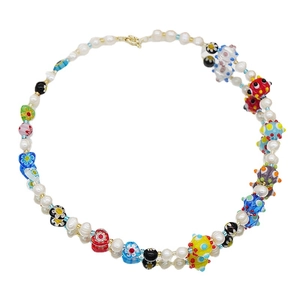 Collier artisanal en perles d'eau douce avec perles millefiori colorées style dopamine