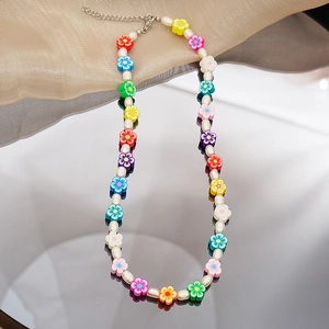 Collier de perles colorées à motifs floraux avec fermoir argenté ajustable