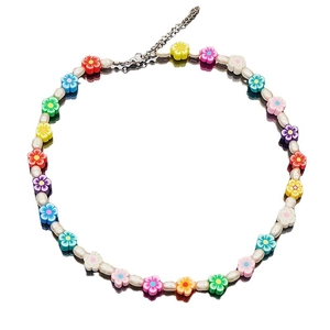 Collier de perles et fleurs en argile colorées avec une chaînette réglable en métal
