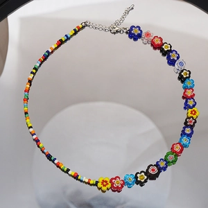 Détail du collier de perles fleurs colorées avec fermoir mousqueton argenté et extension
