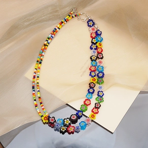 Détail du collier de perles colorées avec fleurs en verre et fermoir mousqueton en argent