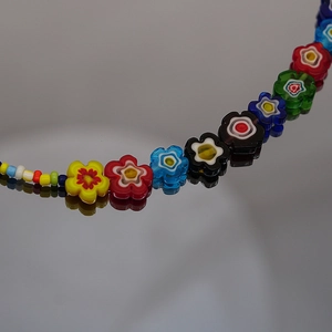 Collier artisanal de perles colorées avec fleurs en verre et rocailles éclatantes