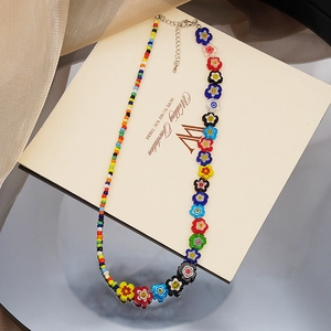 Collier bohème fait main avec perles multicolores et fleurs en verre pour femme