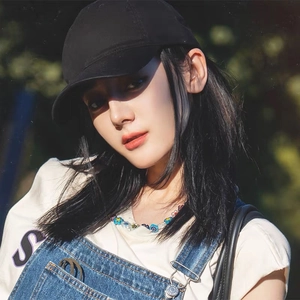 Vue de profil d'une femme portant une casquette de baseball noire classique en coton pur