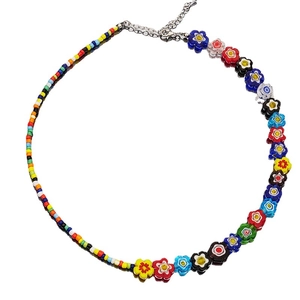Collier artisanal perlé coloré avec fleurs en verre et petites perles style arc-en-ciel