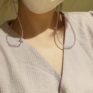 Chaîne de perles en cristal lavande pour masques et lunettes portée par modèle