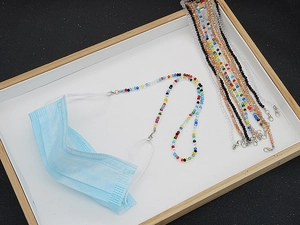 Détail du cordon de masque en perles colorées avec fermoirs en métal et options de couleurs