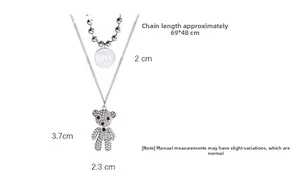 Détail du collier double argenté avec ours en pavé de cristaux et gravure LOVE