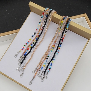 Détail des chaînes en perles de cristal facettées multicolores avec fermoirs mousquetons