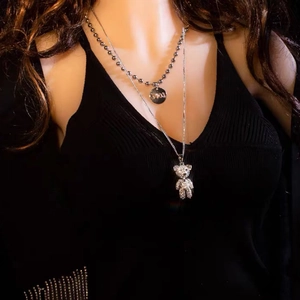 Collier double couche avec pendentif ours en strass et médaille gravée LOVE