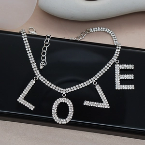 Exquisito collar choker de doble fila de diamantes de imitación con letras LOVE plateadas