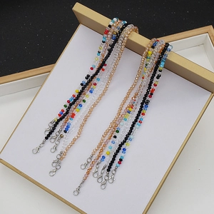 Détail de chaînes de lunettes en perles de cristal faites main avec fermoirs argentés