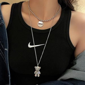Détail du collier double rang argenté avec pendentif ours en cristal et médaille gravée LOVE