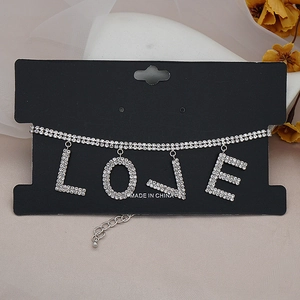 Primer plano de gargantilla de strass de doble fila con colgante de letras LOVE brillante