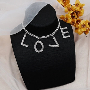 Primer plano de gargantilla de strass de doble fila con colgante de letras LOVE plata