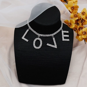 Choker plateado elegante con dobles cadenas de strass y colgantes de letras LOVE