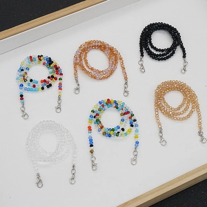 Détail de diverses chaînes en perles de cristal faites à la main avec fermoirs mousquetons