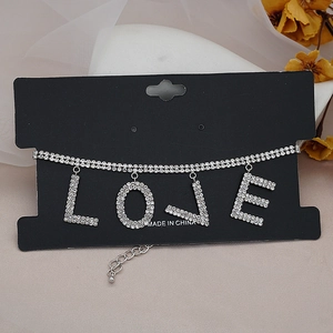 Detalle del choker de doble fila de strass con colgantes LOVE brillantes en plateado