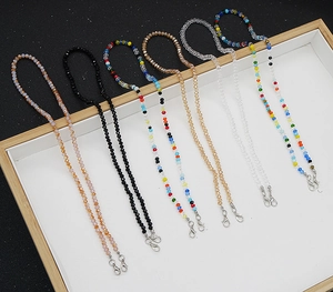 Détail de chaînes de lunettes en perles de cristal facettées avec fermoirs argentés