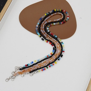 Détail de chaînes en perles facettées colorées avec fermoirs mousquetons pour lunettes