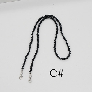 Vue détaillée de la chaîne à lunettes perlée noire faite main avec fermoirs mousquetons