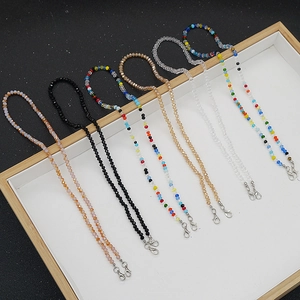 Lot de six chaînes de lunettes perlées colorées avec fermoirs mousquetons sur plateau