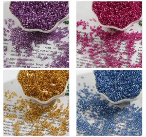 Detail van 2mm verzilverde glazen kralen in lavendel, roze, goud en blauw
