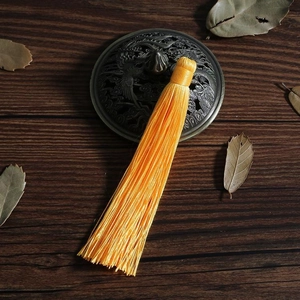 Dettaglio macro di nappe dorate setose per accessori per capelli vintage e gioielli fai da te