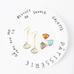 Exquisite fan-shaped opal-style copper-edged pendant earrings with golden finish