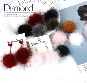 Détails de boucles d'oreilles en fausse fourrure de vison colorée avec accents de cœur
