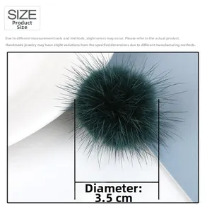 Dettaglio dimensioni di un ciondolo pompon verde scuro da 3,5 cm per gioielli DIY