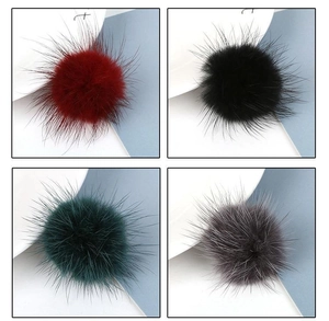 Gros plan de pompons ronds en fourrure de vison en quatre couleurs assorties