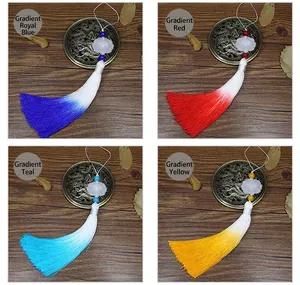 Vue détaillée de quatre pompons de lotus chinois en dégradé bleu, rouge, bleu lac et jaune